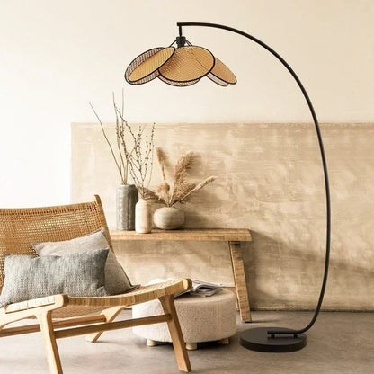 Lampadaire rotin au design de fleur