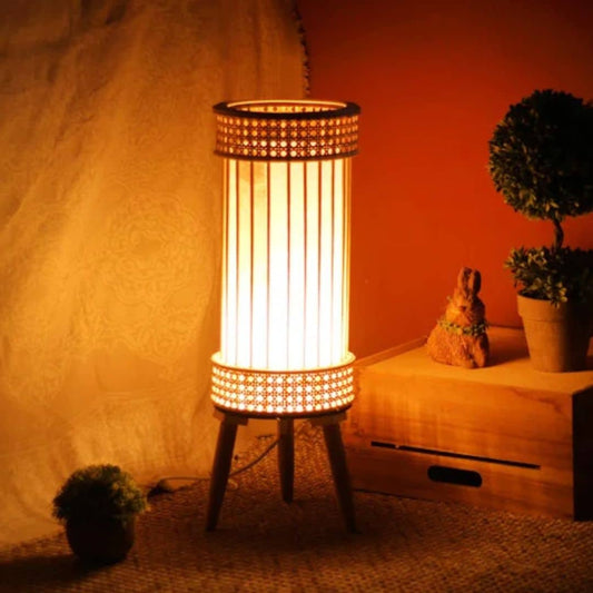 Lampadaire rotin au design rétro sur trépied