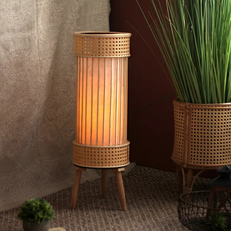 Lampadaire rotin au design rétro sur trépied