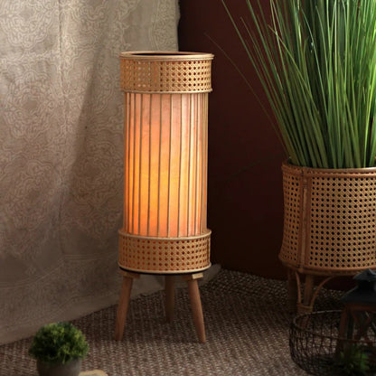Lampadaire rotin au design rétro sur trépied