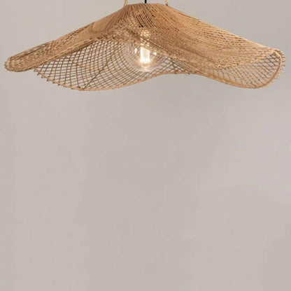 Lustre rotin en forme de chapeau