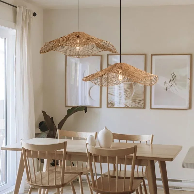 Lustre rotin en forme de chapeau