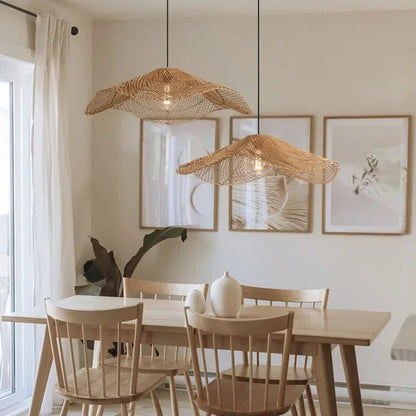 Lustre rotin en forme de chapeau
