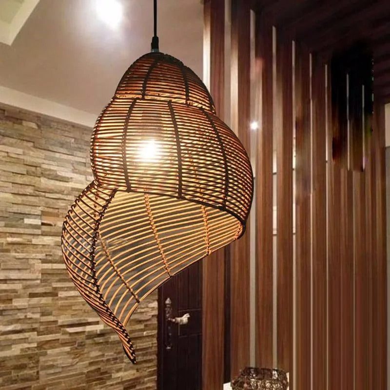 Lustre rotin en forme de coquillage