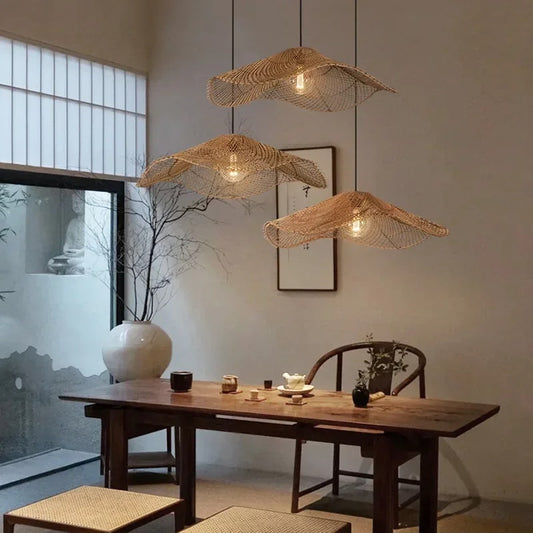 Lustre rotin à trois têtes en forme de chapeaux