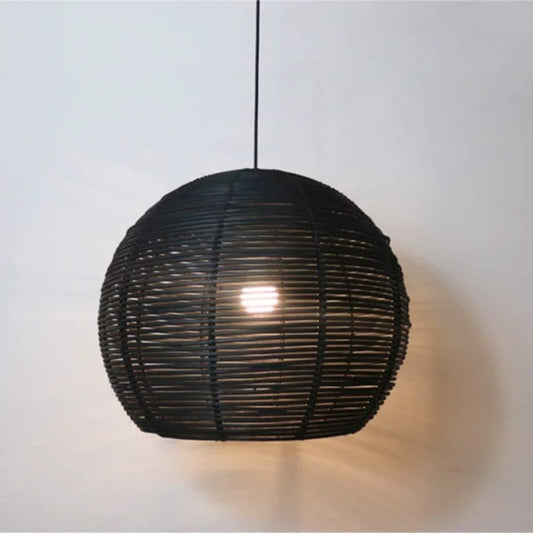 Suspension rotin noir ronde et minimaliste