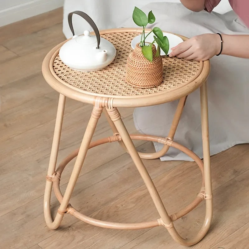 Table basse rotin ronde et minimaliste