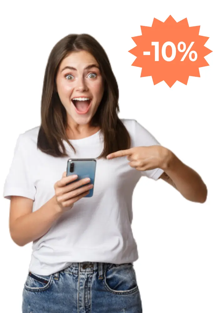 Femme souriante qui tient un téléphone à la main et qui montre le téléphone