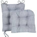 Coussin fauteuil rotin bleu à deux parties sur fond blanc