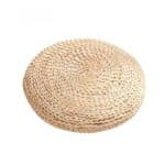 Coussin rotin rond et confortable sur fond blanc