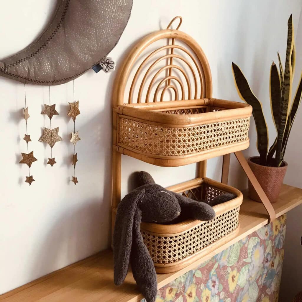 Étagère rotin décorative au style vintage sur un mur