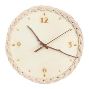 Horloge rotin chic et élégante sur fond blanc