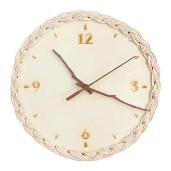 Horloge rotin chic et élégante sur fond blanc