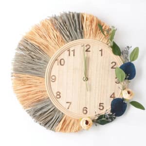 Horloge rotin créative au style bohème sur fond blanc