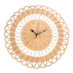 Horloge rotin élégante et vintage sur fond blanc