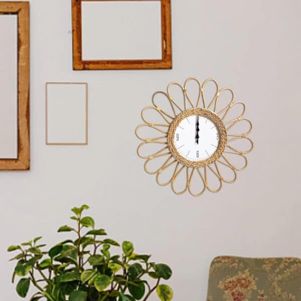 Horloge rotin tissée à la main au style vintage sur un mur