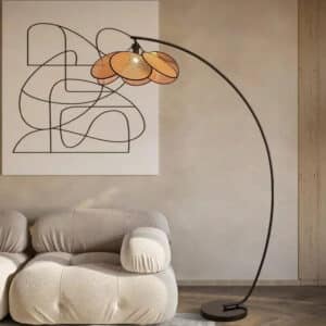 Lampadaire rotin au design de fleur dans une pièce