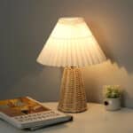 Lampe de chevet rotin chic et élégante allumée sur une table