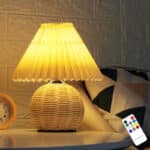 Lampe de chevet rotin chic à intensité réglable allumée sur une table