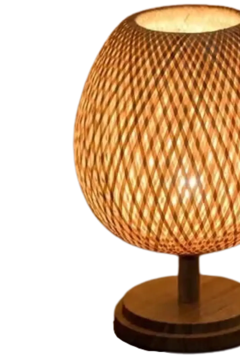 Lampe de chevet en rotin allumée et base en bois