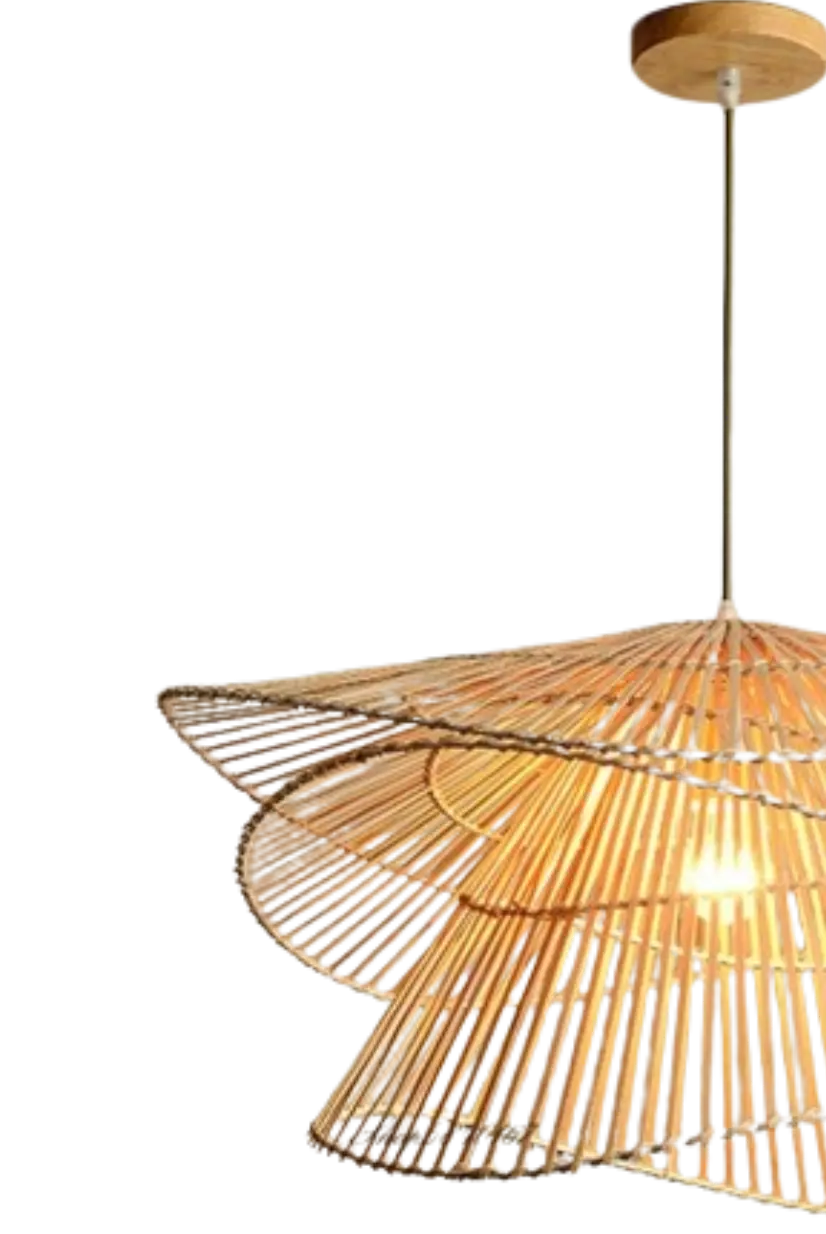 Lustre en rotin avec lampe allumée et base de plafond en bois