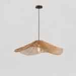 Lustre rotin en forme de chapeau sur fond gris