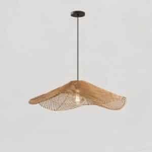 Lustre rotin en forme de chapeau sur fond gris