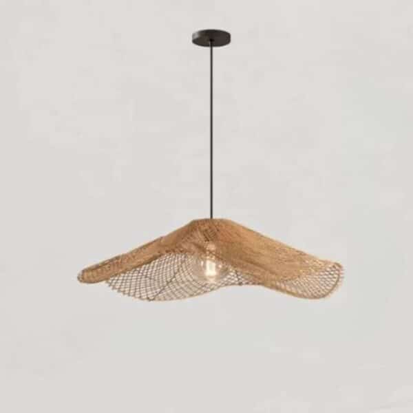 Lustre rotin en forme de chapeau sur fond gris