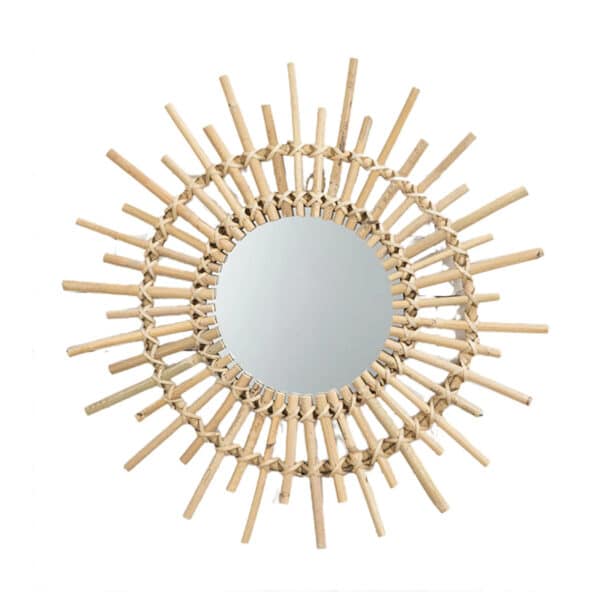 Miroir rond rotin stylé en forme de soleil sur fond blanc