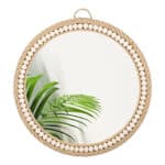 Miroir rotin décoratif avec perles en bois sur fond blanc