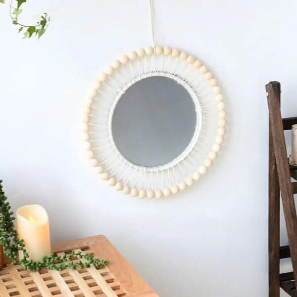 Miroir effet rotin avec perles sur fond gris