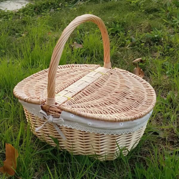 Panier effet rotin pratique et élégant posé dans l'herbe