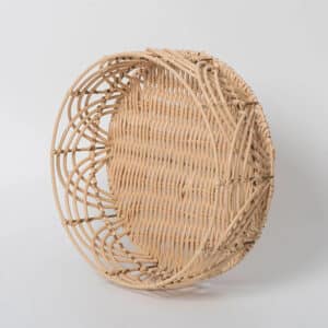 Panier rotin rond élégant et durable sur fond gris