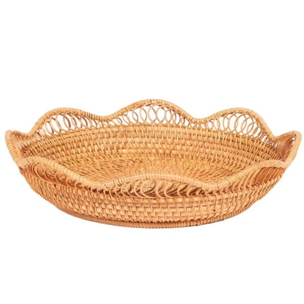 Panier rotin rond et artisanal sur fond blanc