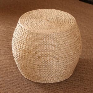 Pouf rotin rond intemporel et raffiné sur fond marron