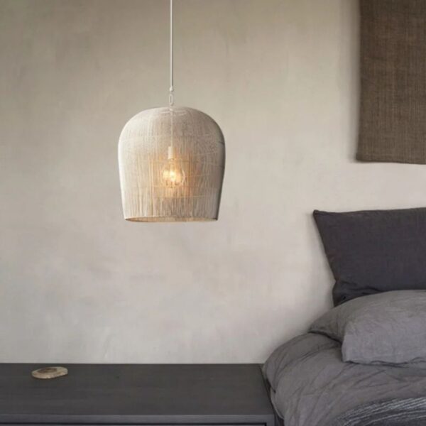 Suspension rotin blanc en forme de cloche sur fond gris