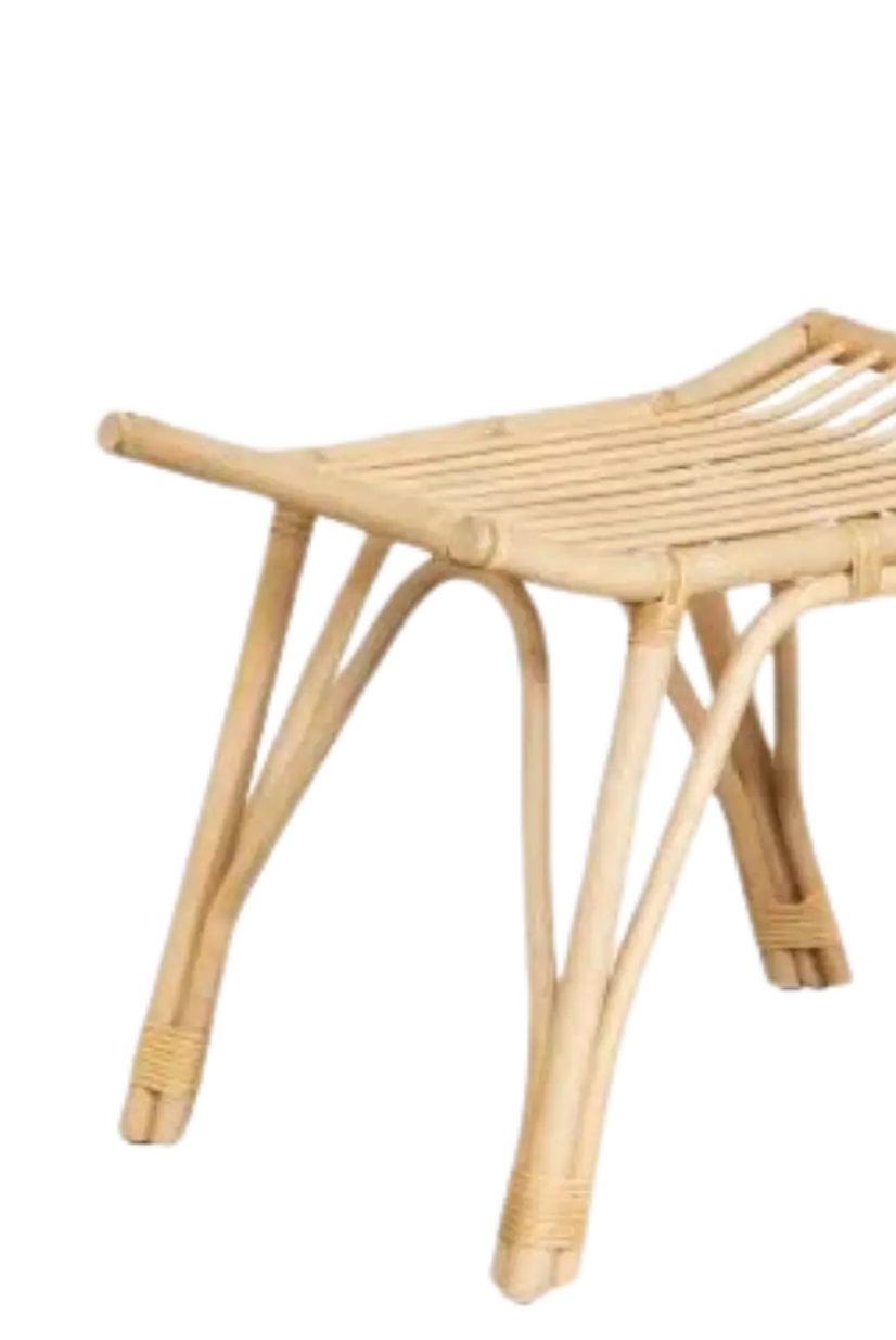 Tabouret en rotin qui possède 4 pieds