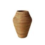 Vase rotin naturel au style moderne sur fond blanc