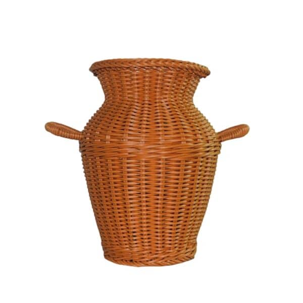 Vase rotin traditionnel et décoratif sur fond blanc